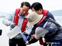 유정복 인천시장, 강화 외포항 방문…“강화 수산물, 안심하고 드셔도 됩니다”