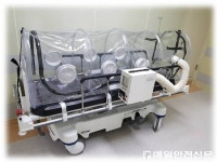 코로나19 환자 이송에 맹활약하는 음압형 이송들것엔 과학 원리가 있다