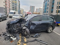 인천 고가도로에서 화물차와 SUV 충돌 ... 60대 운전자 부상