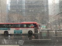 [포토뉴스] 눈 펑펑 내리는 강남대로 ... 서울 전역 대설주의보