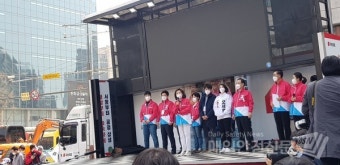 오세훈 후보, 서울 시청역서 선거유세활동...김종인 비대위원장 등 참석