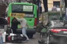 인천 간석오거리 도로서 오토바이 배달원 폭행 당해...경찰 조사 착수