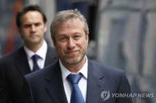 “로만 아브라모비치, 우크라 평화 회담 뒤 독극물 의심 증세”