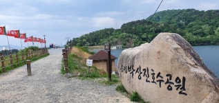 [포토] 마스크 벗은 동상...북구 박상진 호수의 생생한 여름