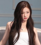 '학폭 논란' 김가람, 활동 중단 아니었나...日 화보에서 센터