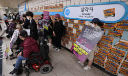 [속보] 전장연 삼각지역서 삭발식...혜화역 이동