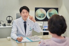 마스크 착용 후 대화가 힘들다면 보청기 도움을 받아야
