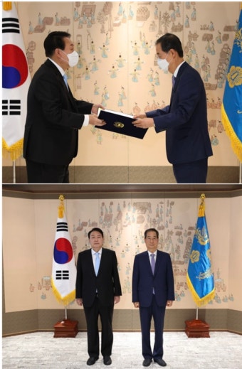 [의전] 대통령, 장관 임명장 수여식에서 우측에서 설까 아니면 좌측