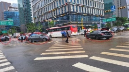 [강남 침수 차량] 강남역 근처 래미안서초에스티지 아파트 사거리 침수 차량
