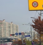 [단독]30m 내에 차량 속도 30㎞→50㎞→30㎞로 급변경 가능한가요?...이상한 속도제한 표지판