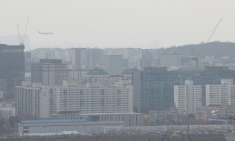 서울과 인천 등 서쪽과 강원 동해안 황사 관측…인천 지역 황사위기경보 주의단계로 격상