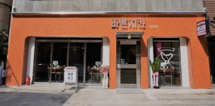 ‘바른치킨 강남역 로봇점’ 정식 출범...인테리어부터 메뉴까지 대폭 변화
