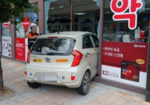 [15일 오늘의 사건사고 ②]충북 청주서 경형 승용차 약국 돌진 사고 등