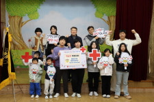 해명초등학교, 해명유치원 학생 및 교직원 일동, 적십자  인천지사에 특별회비 전달