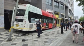 세종 도담동서 BRT 버스 상가 건물로 돌진…운전자 부상