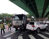 부산 신덕삼거리 덤프트럭·SUV 충돌… 6명 부상