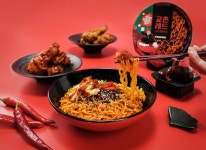 교촌치킨, 치킨에 볶음면 조합 소개…  치면 유행 이끈다