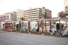 서울 빌딩 숲 사이로 철썩이는 특별한 바다가 온다!