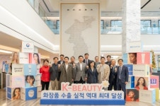 한국콜마 종합기술원 찾은 오유경 식약처장