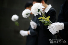 오늘부터 코로나19 사망자 화장 전 장례 치를 수 있어