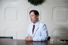 [송명철 원장 건강칼럼] 고도근시, 라섹수술이 안정적인 이유는?