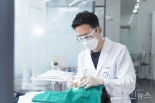 [차한솔 원장 건강칼럼] 치아 시림 심하다면… 치경부마모증 확인부터 해야