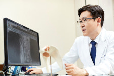 [노경선 원장 건강칼럼] 따뜻한 봄날 무리한 등산...무릎 건강에 큰 부담