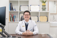 [송대건 원장 건강칼럼] 척추·관절 질환, 비수술 치료가 우선되어야 하는 이유는?