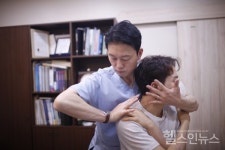 목 디스크 치료의 핵심은 근육에 있다 [김학조 원장 건강칼럼]