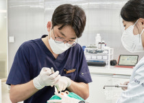 임플란트, 수술을 미루면 안 되는 이유 [강용욱 원장 건강칼럼]