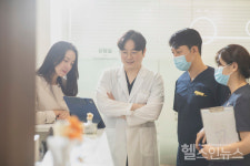 복잡하고 어려운 임플란트 수술, 의료진 숙련도가 성공 좌우 [김기홍 원장 건강칼럼]