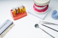 빠진 이빨 많은데... 임플란트 or 틀니, 선택부터 관리까지 차이