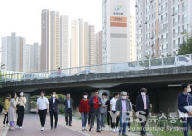 [포토] 호만천서 시민들과 걷기 데이트하는 조광한 남양주시장