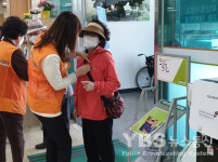 남양주시, 오남읍사무소 방문 노인들께 친절 카네이션 달아드리기 행사 열어