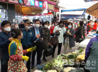 구리시 수택3동 기간단체장, 전통시장 활성화 위해 장보기 행사 열어