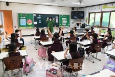 [포토] 친구들아 반가워 광양제철초등학교 등교 개학 첫날