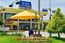 【포토】장성군 옐로우 그늘막에서 더위 피하세요!