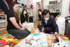 김삼호 광산구청장, 추석 앞두고 돌봄이웃 위문