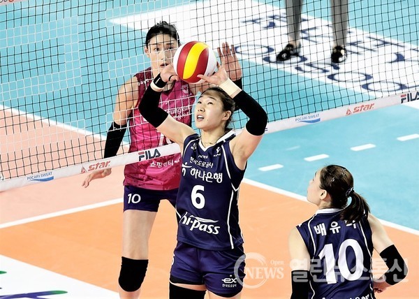 한국도로공사, 흥국생명 꺾고 시즌 첫 연승! 3-0 승리로 3연패 어려움 겪는 흥국생명, 강소휘 13득점 빛내며 한국도로공사 시즌 첫 2연승 달성