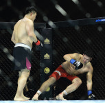 [포토] 명헌만의 로우킥 공격에 무너지는 유양래 (AFC 15)