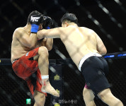 [포토] 명헌만, 가드 뚫고 작렬하는 펀치~ (AFC 15)