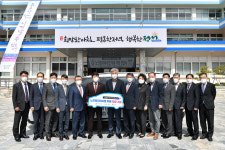 신협사회공헌재단, 정선시니어클럽 승합차량 전달