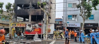 [영상] 금천구, 가스폭발 화재로 2명 사망...인근 초등학교에도 검은 연기 참혹 (종합)