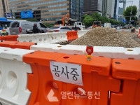 [단독] 광화문 광장 공사는 언제 끝날까?...이번엔 교통섬 공사가 와다다다