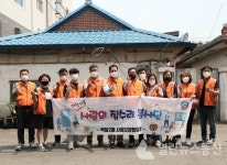 최대호 안양시장, 박달2동 독거노인 사랑의 도배 봉사 동참