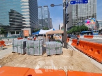 [포토] 점점 완성돼가는 광화문 광장 세종대로 사거리 교통섬...옮겨진 횡단보도