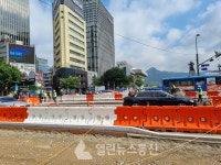 [포토] 점점 완성돼가는 광화문 광장 세종대로 사거리 교통섬...옮겨진 횡단보도