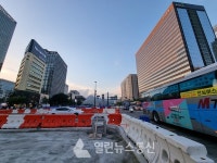 [포토] 점점 완성돼가는 광화문 광장 세종대로 사거리 교통섬...옮겨진 횡단보도
