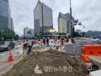[포토] 점점 완성돼가는 광화문 광장 세종대로 사거리 교통섬...옮겨진 횡단보도