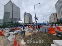 [포토] 점점 완성돼가는 광화문 광장 세종대로 사거리 교통섬...옮겨진 횡단보도